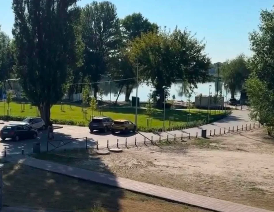 Вільнюський сквер на Оболоні: як обмежили паркування на зеленій зоні