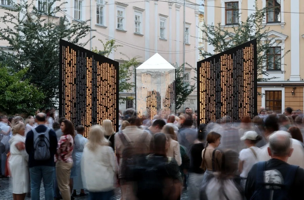 Колони пам'яті у Львові: як меморіальна інсталяція чтить героїв