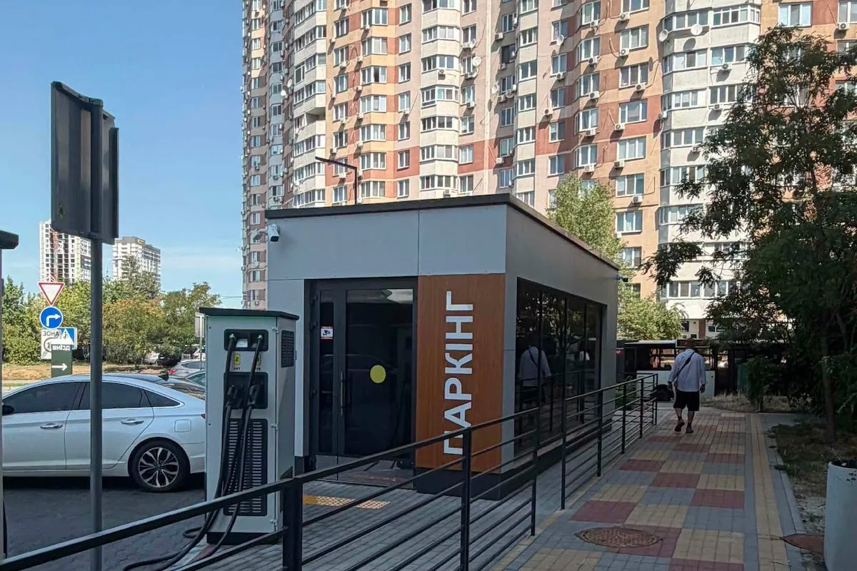 Доступ до паркінгу біля McDonald's у Києві: історія конфлікту та рішення
